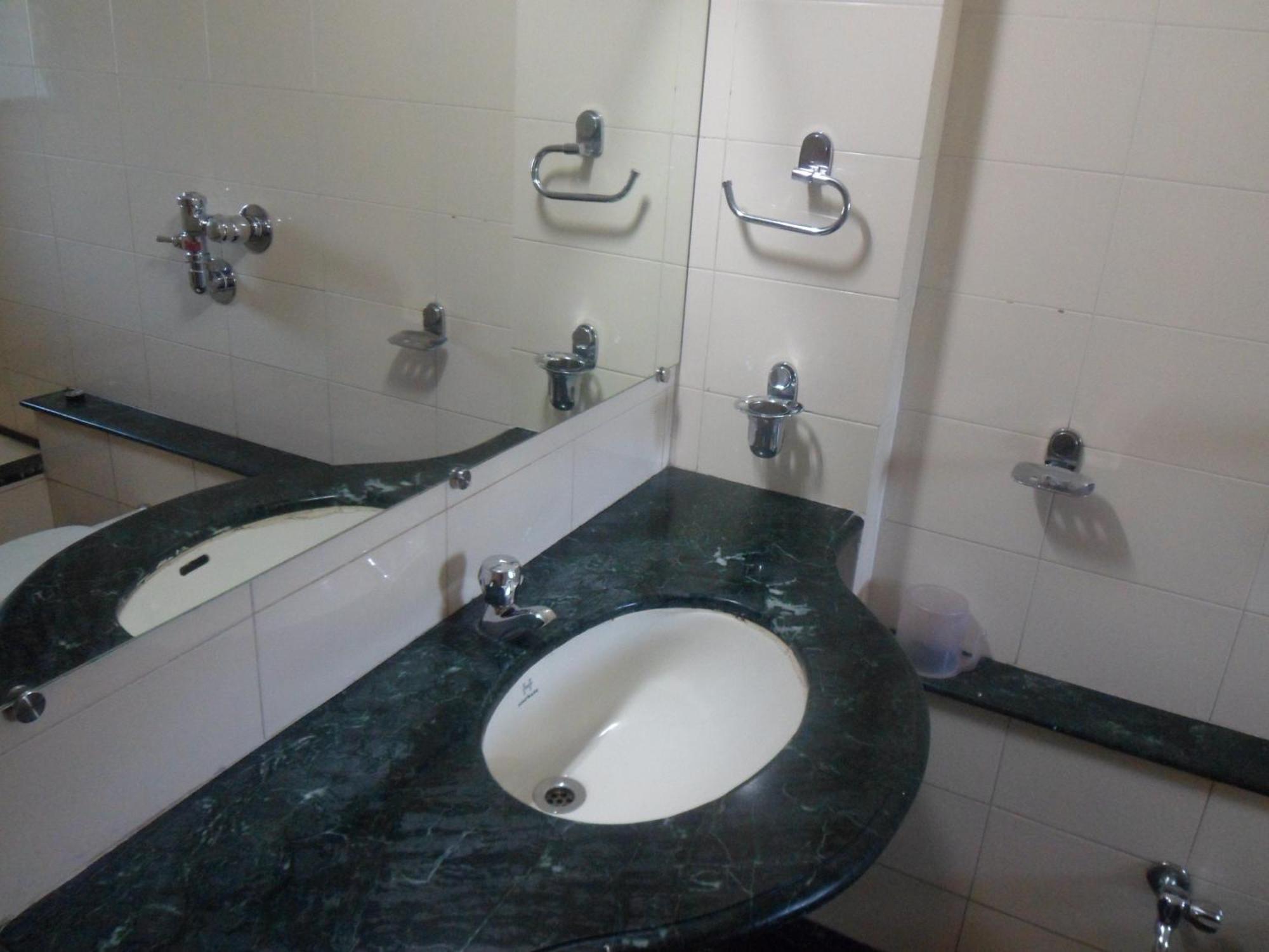 נאסיק Hotel Pooja International מראה חיצוני תמונה
